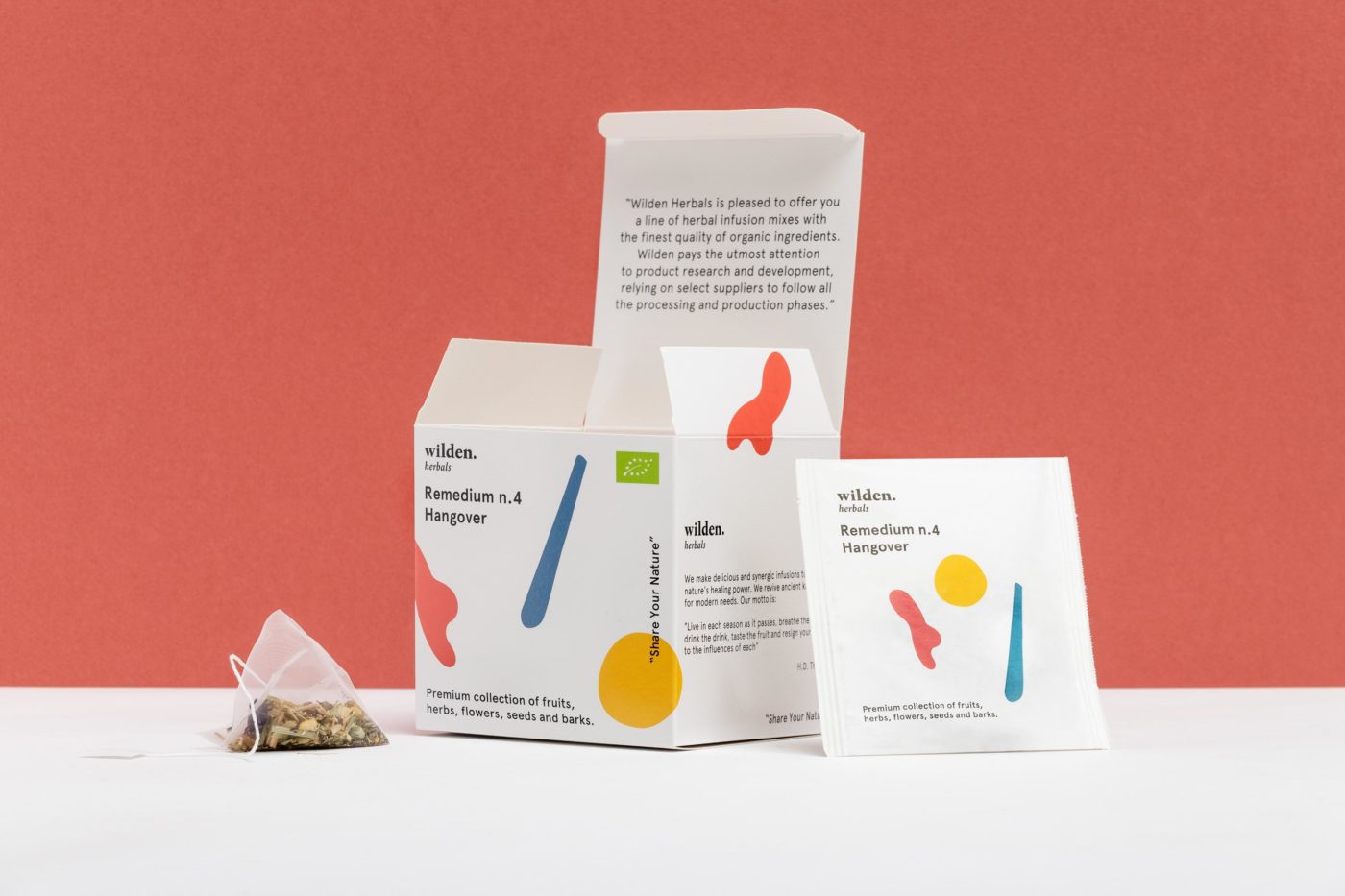 Quadratische offene Packung Kräutertee Remedium Hangover mit einem Teebeutel und Kräutern